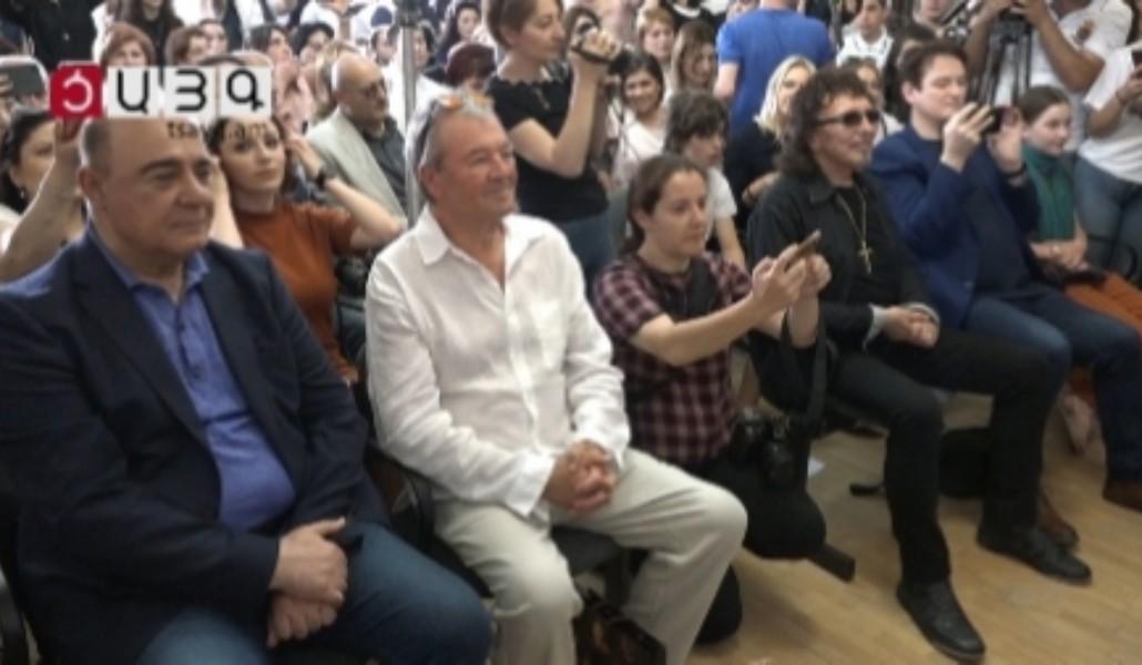 1559835021_00096.00_00_53_29.still003