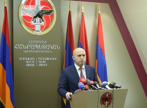 Ուղիղ. Արմեն Աշոտյան. «Մեր սեւ հոգսերը, ձեր վարդագույն բաբոչկաները»