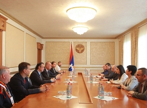 Бако Саакян встретился с делегацией КОНИФА