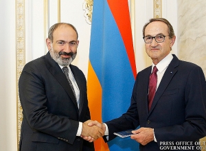 Nikol Pashinyan hands Armenian passport to former French lawmaker René Rouquet