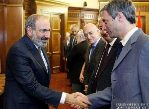 PM Pashinyan receives AUA and AGBU co-founded research group members