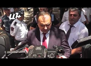 Դատախազը պատասխանում է լրագրողներին