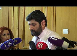 Վահե Գրիգորյանը ողջունում է  դատավորներին, ովքեր դռները փակելուց հետո հալածյալի կերպարի մեջ չեն մտել