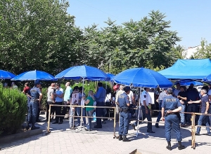 ПРЯМОЙ ЭФИР: У здания суда собрались сторонники и оппоненты Кочаряна