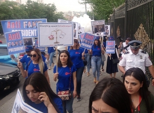 Участники акции движутся в направлении президентской резиденции