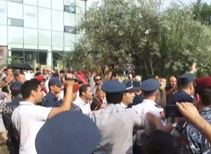 Ուղիղ. Լարված իրավիճակ դատարանի բակում