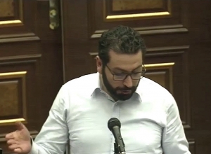 Հրաման կա,՞  որ բոլոր զինծառայողներն իրենց կրծքին պետք է խաչ կրեն. հարց Տոնոյանին