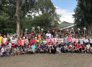 Արթուր Վանեցյանը գնդակներ է նվիրել Քաղսի համայնքի դպրոցականներին
