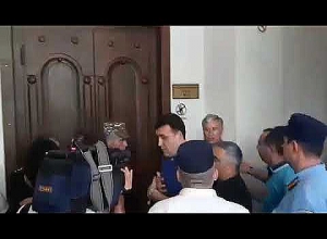 Միջադեպ դատարանի միջանցքում