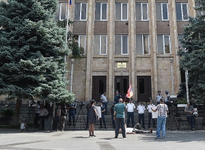 «Հրայր Թովմասյան, դու հեռացված ես աշխատանքից». ակցիա՝ ՍԴ շենքի դիմաց