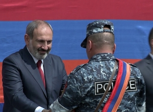 Ոստիկաններն ու ջրցանները վալս էին պարում