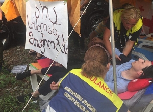 Один из обьявивших голодовку у дома Иванишвили потерял сознание: Aliq.ge