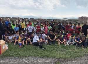 ՀՖՖ-ն գնդակներ և մարզագույք է նվիրել Վարդենիսի մարզադպրոցին