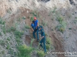 Спасатели безопасно спустили ребенка с утеса