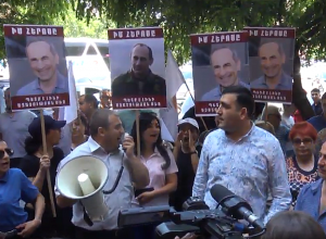 Акция протеста сторонников Кочаряна напротив Правительства: ПРЯМОЙ ЭФИР