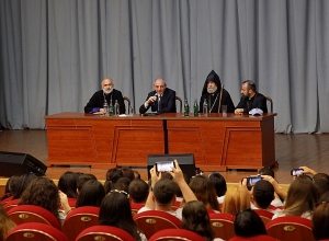 Бако Саакян встретился с участниками Всеармянского молодежного съезда