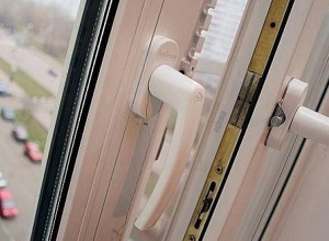 В Аване из окна упала 13-летняя девочка