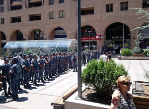 Сторонники Кочаряна находятся в передней части Северного проспекта