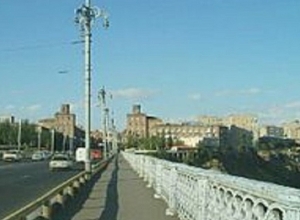 Կիևյան կամրջի վրա հոգեբանական ծանր վիճակում գտնվող աղջկան մասնագետն աջակցություն է ցուցաբերել