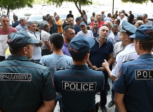 Irrigation water cracked. Residents of Kaghtsrashen community protesting in front of government