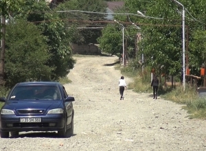 Для того, чтобы была дорога, нужно закрыть детский сад: община Аревшог