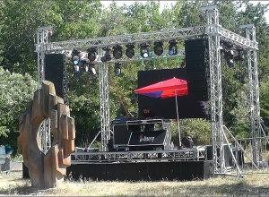 Էլեկտրոնային երաժշտությամբ փորձել են հաճելին կապել կարևորի հետ