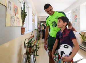 Ирландские футболисты в Ереване раздали подарки неимущим детям