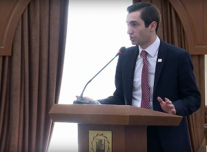 Фракция совета старейшин “Луйс” представила проект о повышении зарплат сотрудников мэрии