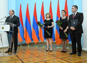 Armen Sarkissian posthumously awards Arman Kirakosyan with Order of Honor
