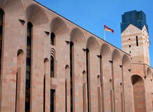 Վերելակը գտնվում է սրճարանի շենքում, գործածվում էր տեխնիկական նպատակներով․ խոսնակ