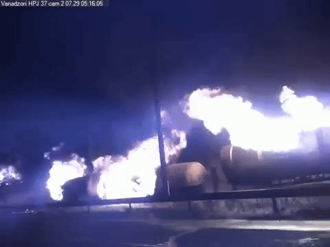 Горят цистерны, заполненные горючим