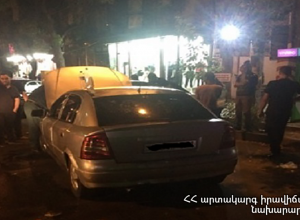 Вблизи супермаркета «Ереван Сити» столкнулись 3 автомобиля, есть пострадавший