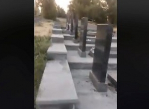 Неизвестные осквернили могильные камни погибших в апрельской войне