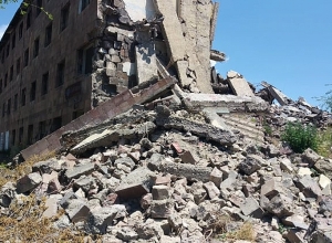 Գյումրու վթարային շենքերը շարունակում են ինքնափլուզվել՝ սարսափի մեջ պահելով բնակիչներին