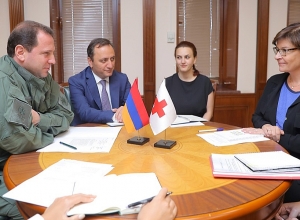 Министр обороны РА принял представителей Международного Комитета Красного Креста