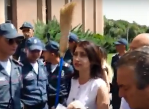 Акция протеста напротив мэрии Еревана: прямой эфир