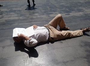 Вардгес Гаспари лежит напротив ереванской мэрии