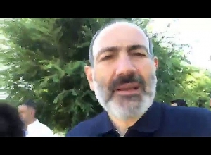 Փաշինյանը շրջում է Գյումրիի փողոցներով