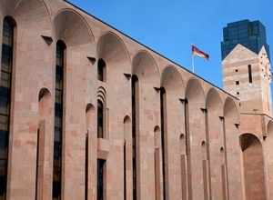 Созвала пресс-конференцию на тему “Мой мусор” напротив ереванской мэрии