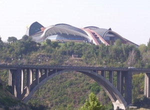 Мужчина пытается броситься с Киевского моста