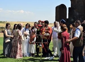 Թոնիրցիները հրավիրել են՝ ականատեսը լինելու իրենց կազմակերպած ավանդական հայկական հարսանիքին