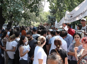 «Нас не интересует, сколько рабочих мест открывается»: напротив президентской резиденции многолюдно