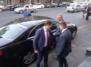 Closed meeting ends, Pashinyan refuses to respond to journalists' questions