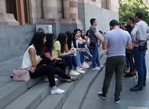 Students of YSU demand to cancel Ruben Hayrapetyan's decision to leave his post