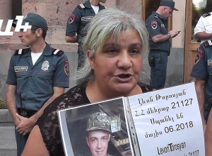 Իրենց որդիների մահվան դեպքերով Սևազգեստ մայրերը կառավարության շենքի առջև են կրկին հավաքվել