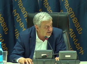 Էտ ով է սպիտակ սառոչկով ֆռֆռում պաժառի տեղը. Ֆելիքս Ցոլակյան