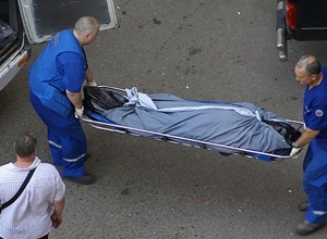 Спасатели спустили труп с утеса