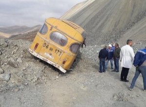 Мужчина оказался под автобусом и скончался на месте