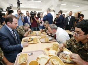 Число воинских частей, осуществляющих организацию питания военнослужащих по новой системе достигло 15: премьер-министр