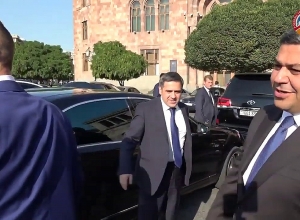 Վանեցյանը դիմավորում է  ՈւԵՖԱ-ի նախագահին